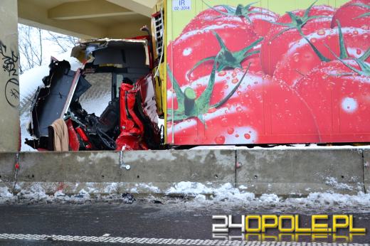Ciężarówka wbiła się w wiadukt na autostradzie