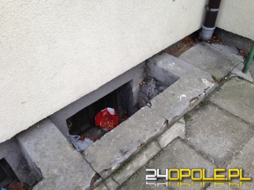 Lokatorzy bloku mieszkalnego znaleźli zwłoki bezdomnego