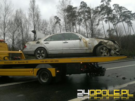 Kierowca mercedesa wpadł w poślizg i dachował