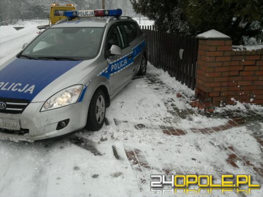 Radiowóz jadący do wypadku wjechał w płot