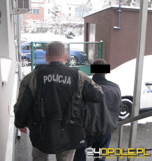 Sprzedawczyni pomogła napaść na sklep, w którym pracowała