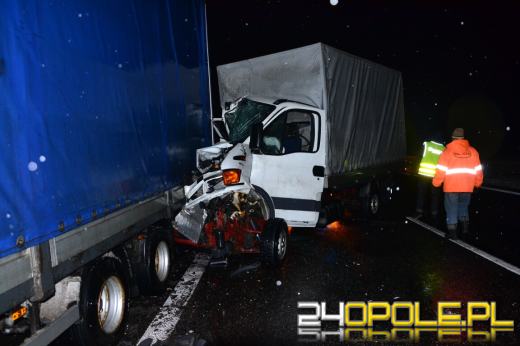 Zderzenie busa i ciężarówki na autostradzie