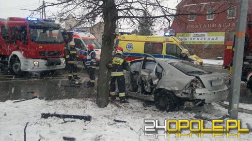 Wypadek nieoznakowanego radiowozu: policjant i zatrzymany są ranni