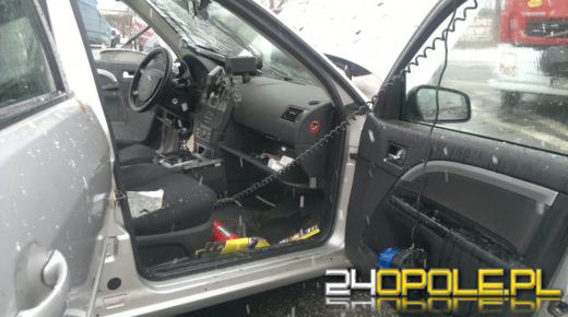 Wypadek nieoznakowanego radiowozu: policjant i zatrzymany są ranni