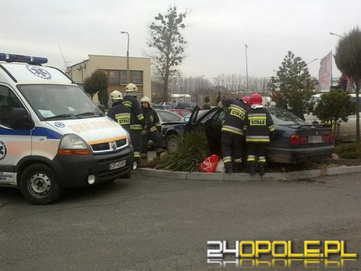 Kierująca BMW wypadła z drogi i staranowała płot