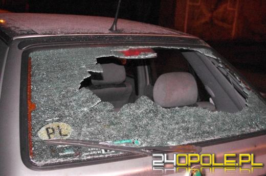Z okna kamienicy poleciały garnki. Efekt - wybita szyba w samochodzie.