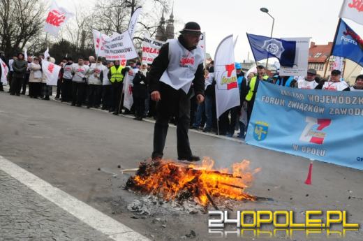 Związkowcy "Solidarności" krzyczeli, gwizdali i spalili kosz z umowami śmieciowymi