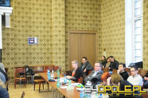 W opolskim ratuszu pojawił się krzyż. Nie wiadomo, kto go powiesił.