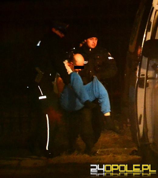 Akcja antyterrorystów w Paczkowie. 42-latek rzucał w policję nożami.