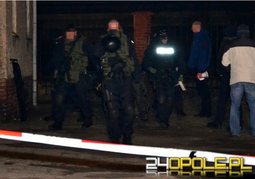 Akcja antyterrorystów w Paczkowie. 42-latek rzucał w policję nożami.