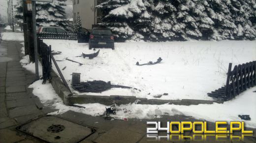 Po wypadku samochód wpadł na posesję