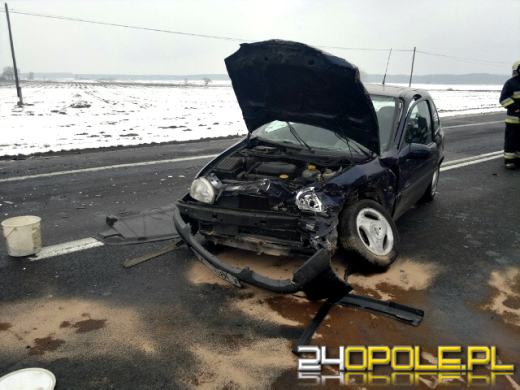 Czołowe zderzenie pod Niemodlinem, trzy osoby są ranne