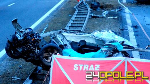 Samochód wjechał na autostradę pod prąd. Jedna osoba nie żyje.