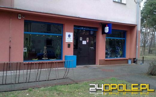 Napad na bank w Kędzierzynie-Koźlu. Intwerweniujący przechodzień ugodzony nożem.