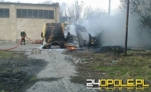 Wrak busa spłonął na ul. Ozimskiej 