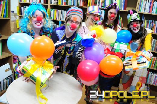 Fundacja Dr Clowna przekazała książki dla najmłodszych pacjentów szpitala