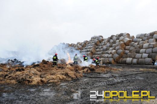 Akcja gaszenia składowiska słomy wciąż trwa