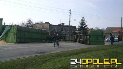 Kontener spadł z ciężarówki na samochód