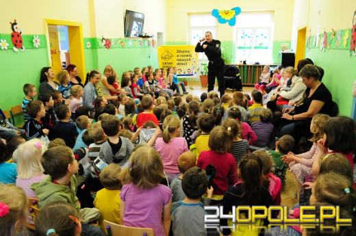 Kevin Aiston odpowiadał przedszkolakom o pracy strażaków