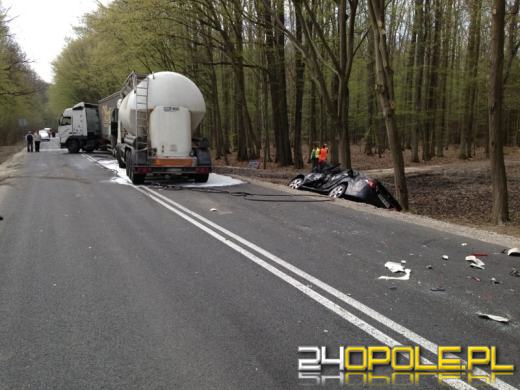 Tico zmiażdżone między ciężarówkami. Kierująca cudem uszła z życiem.