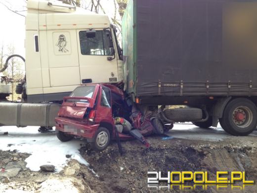 Tico zmiażdżone między ciężarówkami. Kierująca cudem uszła z życiem.