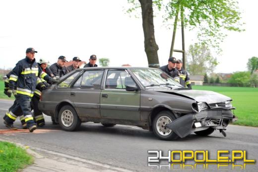 Wypadek w Dobrzeniu Wielkim, zderzyły się trzy auta