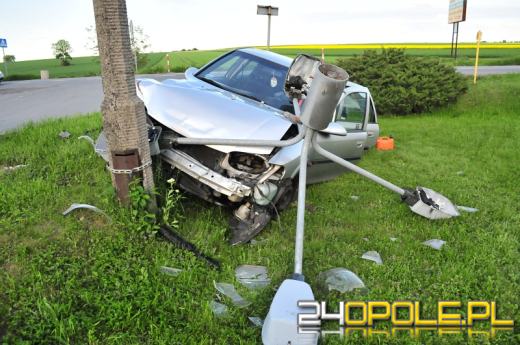 18-latek bez prawa jazdy uciekał po kolizji. Zatrzymał się dopiero na latarni.