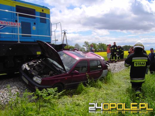 Kierowca wjechał wprost pod lokomotywę, wyszedł z tego cało