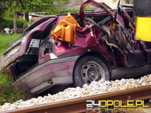 Kierowca wjechał wprost pod lokomotywę, wyszedł z tego cało