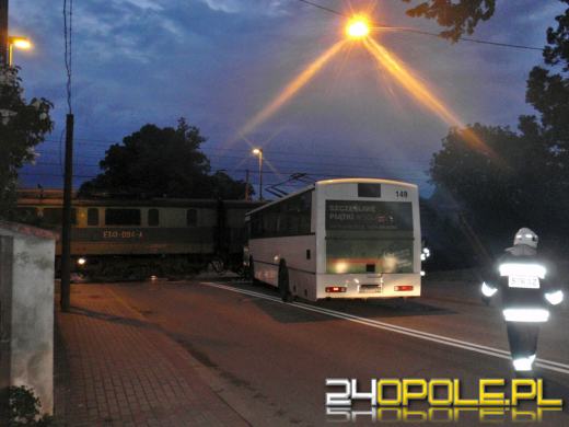 Miejski autobus zderzył się z pociągiem na niestrzeżonym przejeździe
