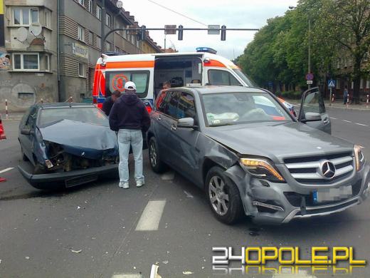 Kierowca mercedesa zignorował czerwone światło, doszło do zderzenia
