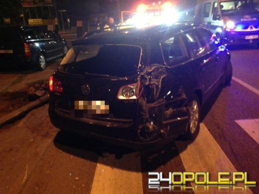 Zderzenie dwóch samochodów i ścięty sygnalizator przy ul. Oleskiej