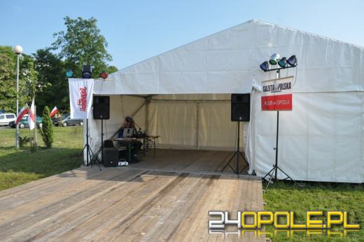 PiS nie wierzy premierowi i buduje miasteczko namiotowe w Czarnowąsach