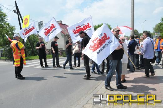 Protestujący w sprawie rozbudowy Elektrowni Opole zablokowali drogę w Czarnowąsach