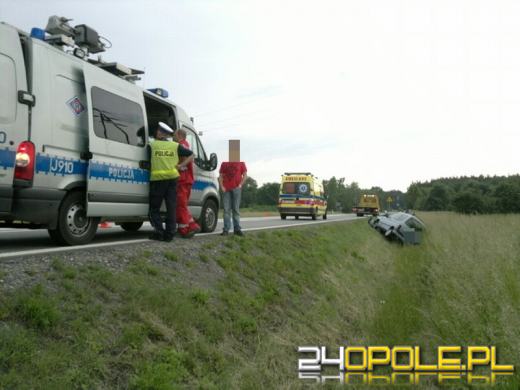 Wypadek na drodze krajowej nr 45. Citroen wylądował w rowie.