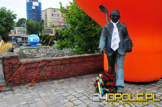 Rzeźby z krawatami i balon nad miastem. Opole tętni festiwalem.