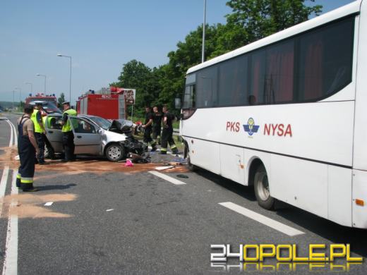 Pod Otmuchowem punto zderzyło się z autobusem