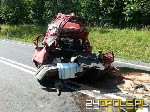Wypadek osobówki i dwóch ciężarówek pod Nysą