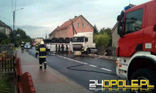 Cysterna z chemikaliami wywróciła się w Łosiowie