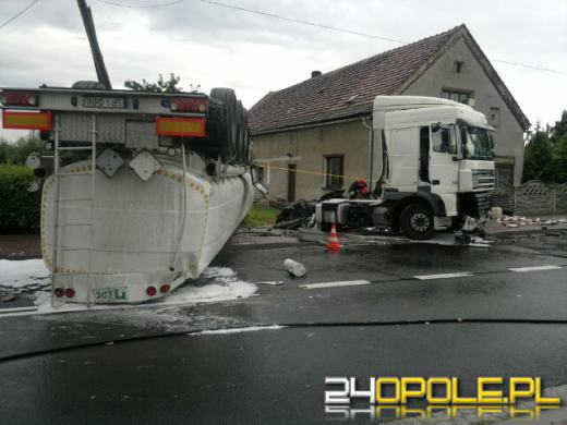 Cysterna z chemikaliami wywróciła się w Łosiowie