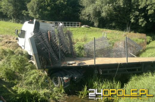 Ciężarówka wypadła z autostrady A4