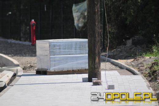 Zostawili stary słup na środku nowego chodnika.