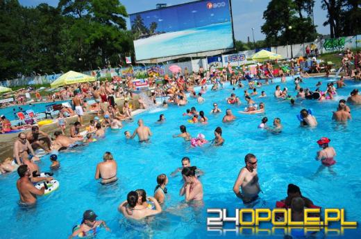 Z nieba leje się żar. Tłumy Opolan nad wodą.