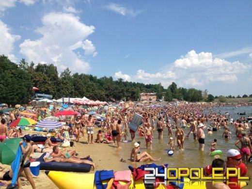 Z nieba leje się żar. Tłumy Opolan nad wodą.