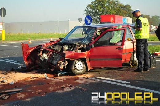 Ciężarówka i samochód osobowy zderzyły się na "grzybku"