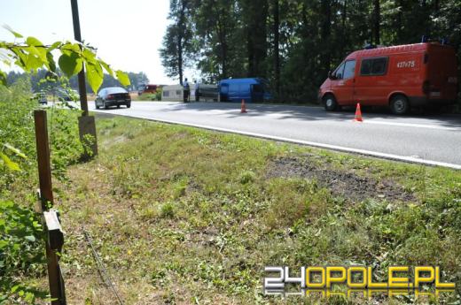 Wypadek samochodu z przyczepą kempingową. Jedna osoba nie żyje.