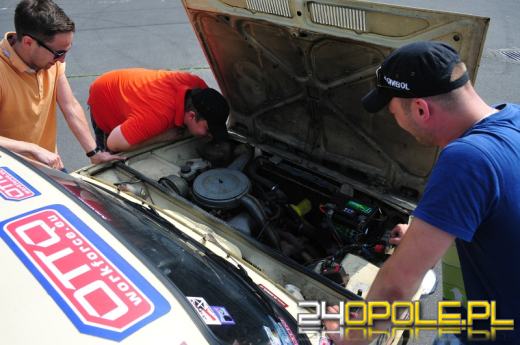 Opolanie na Złombolu. Kultowym fiatem jadą na Nordkapp.