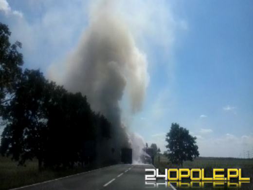 Ciężarówka przewożąca złom stanęła w ogniu