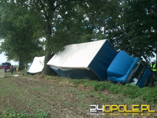 W Kostowie ciężarówka wjechała do rowu