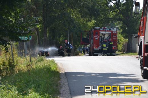 Maszyna drogowa przewróciła się i stanęła w ogniu